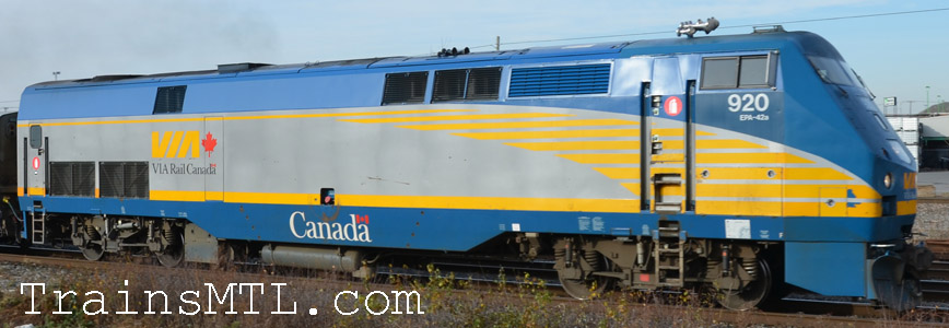 Locomotive VIA920 right side / coté droit